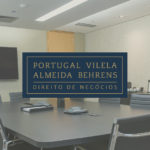 Foto de uma das salas de reunião do PVAB, com a marca do escritório ao centro.